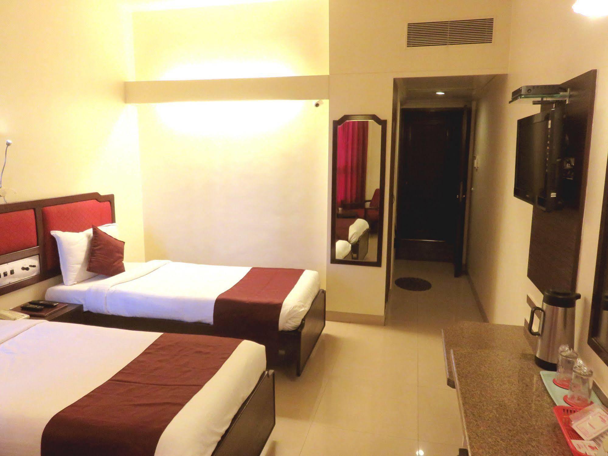 Hotel Ashish Plaza Pune Zewnętrze zdjęcie