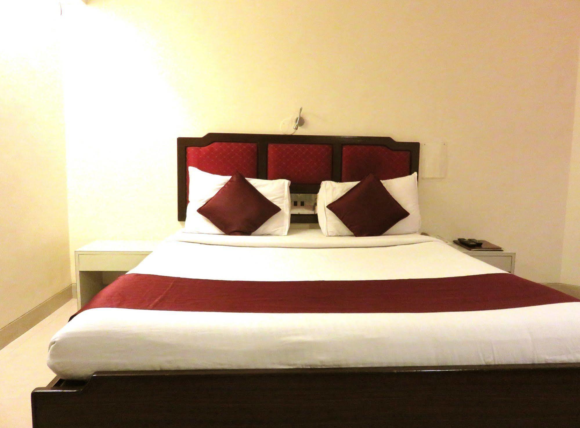 Hotel Ashish Plaza Pune Zewnętrze zdjęcie