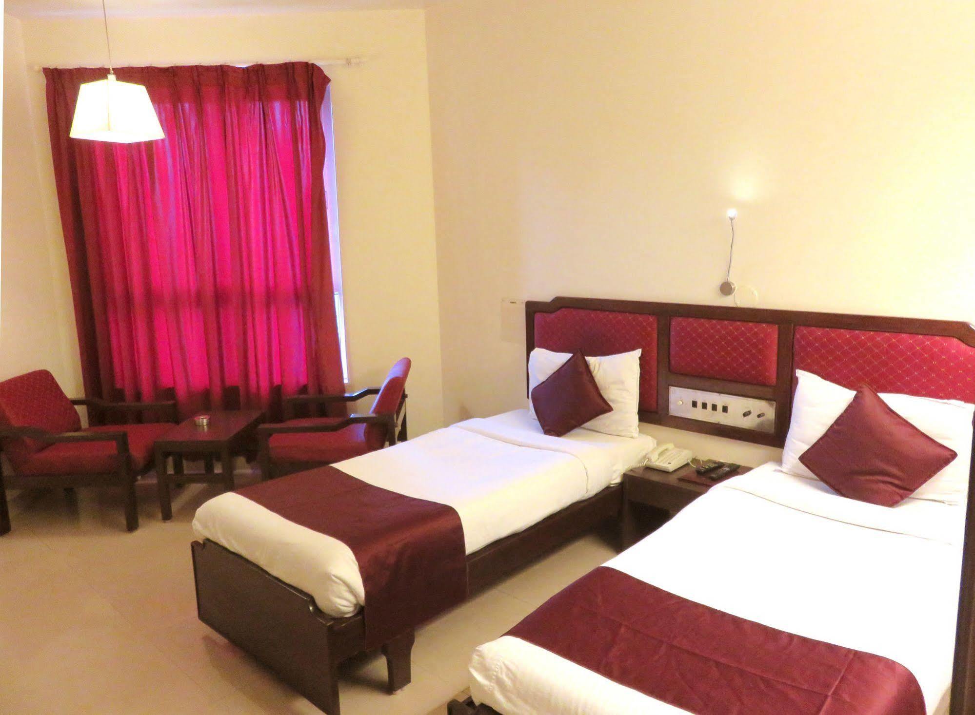 Hotel Ashish Plaza Pune Zewnętrze zdjęcie