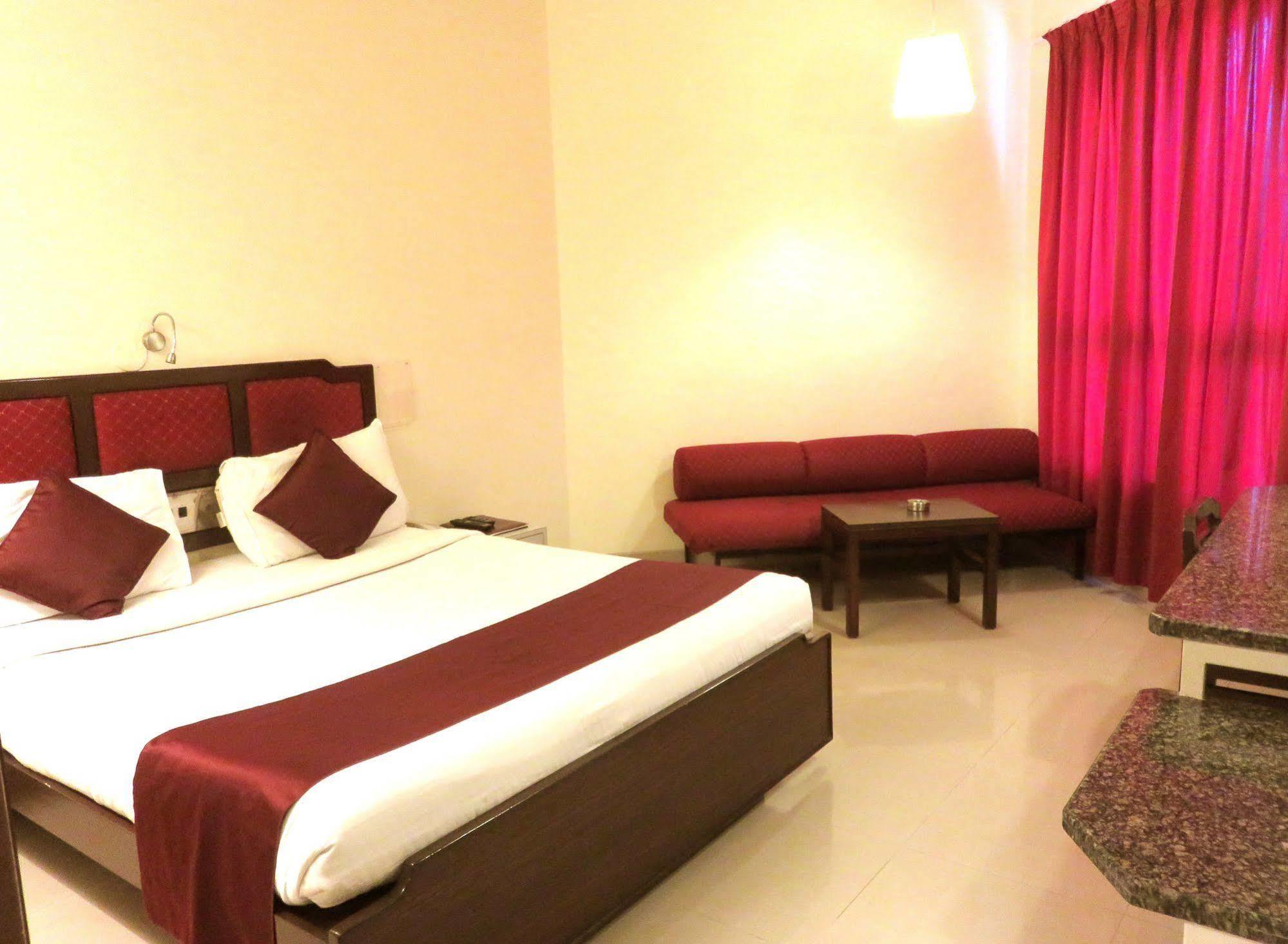 Hotel Ashish Plaza Pune Zewnętrze zdjęcie
